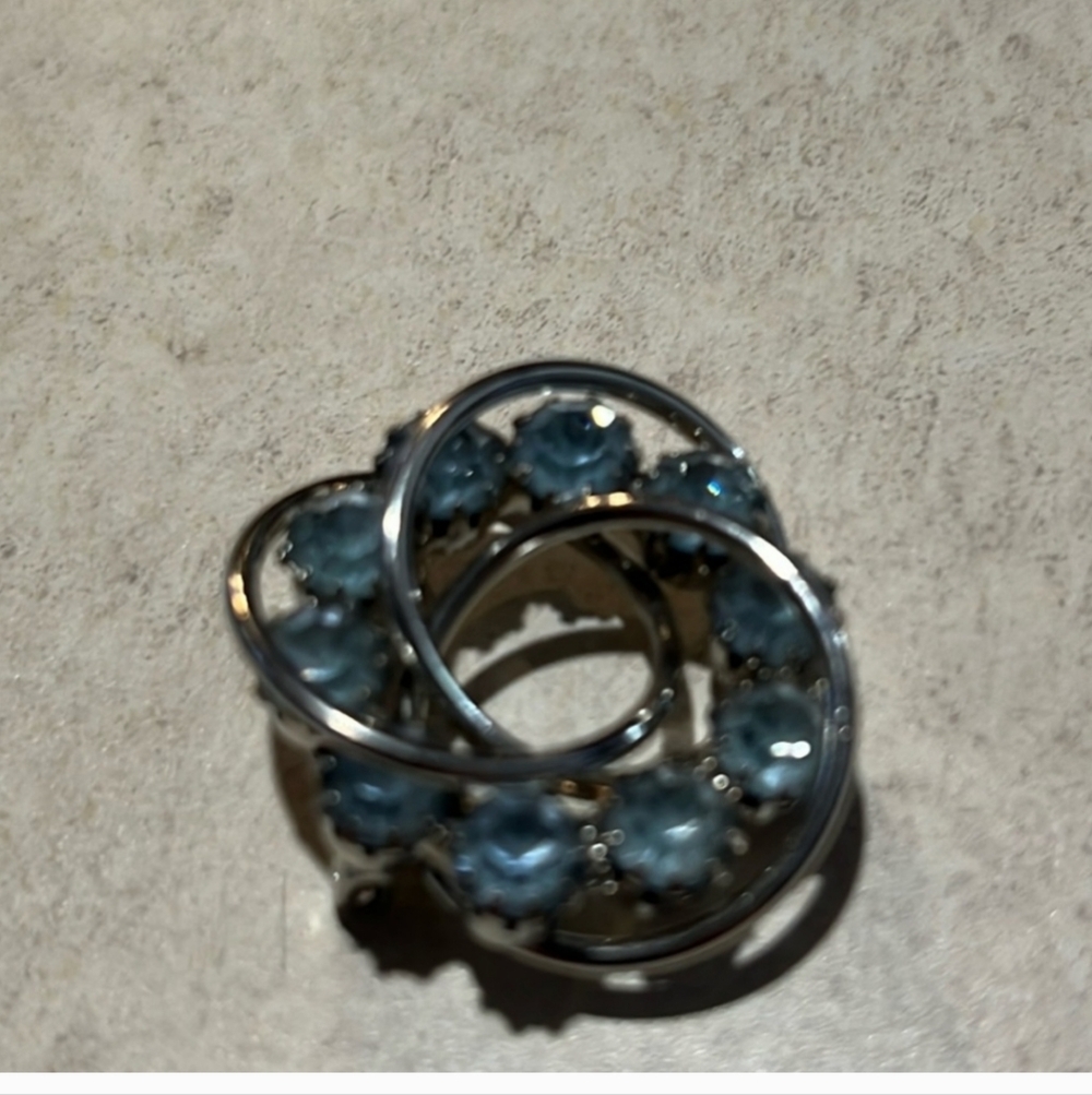 Vintage 1940 1950 Light Blue Rhinestone Wreath Circle Medallion 1.25" Brooch Pin